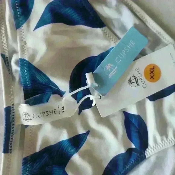 NWT Cupshe bikini bottoms. White with blue feathers - Picture 3 of 4
